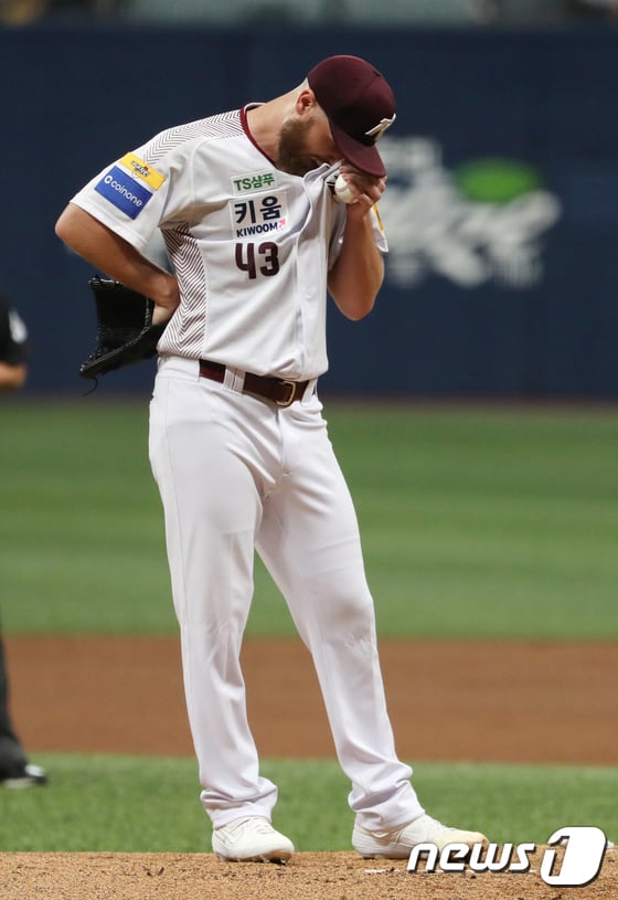 11일 서울고척스카이돔구장에서 열린 프로야구 '2019 신한은행 마이카 KBO 리그' 두산 베어스와 키움 히어로즈의 경기에서 1회초 6실점한 키움 선발 요키시가 땀을 닦고 있다. /사진=뉴스1