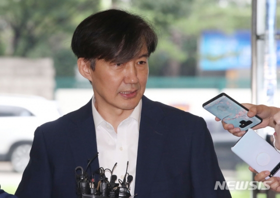 조국 법무부 장관 후보자가 13일 오전 인사청문회 준비 사무실이 마련된 서울 종로구 사직로 적선현대빌딩으로 출근하던 중 취재진의 질문에 답하고 있다. 2019.08.13.【서울=뉴시스】 김진아 기자 = bluesoda@newsis.com