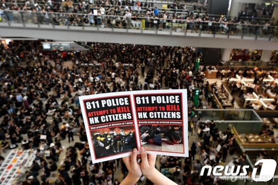 '범죄인 인도법안'에 반대하는 홍콩 시위대가 12일 오후 홍콩국제공항을 점거하면서 항공편 운항이 전면 취소됐다. 지난 11일 시위에서 경찰이 진압에 나서며 쏜 콩주머니탄환에 여성 참가자가 눈을 맞고 실명 위기에 처하자 수천명의 시위대가 공항을 점거했다. 사진은 이날 홍콩 시위대가 홍콩국제공항을 점거하고 있는 모습. / 사진=뉴스1