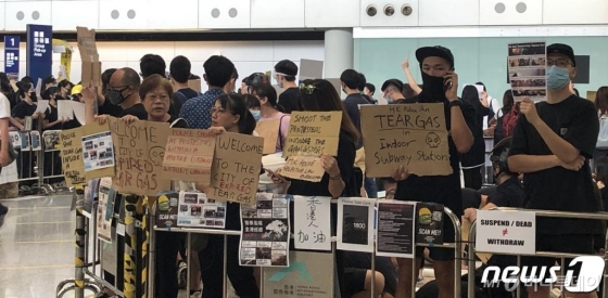 12일 홍콩국제공항이 범죄인 인도 법안(송환법)에 반대하는 홍콩시위대에 점거되어 승객들의 출·입국이 마비가 되고 있다. 홍콩 항공당국이 발표한 '노탐(Not ice To Airmen)'에 따르면 우리시간으로 이날 오후 5시 30분부터 13일 오전 9시까지 홍콩국제공항을 폐쇄할 예정이다./사진제공=뉴스1