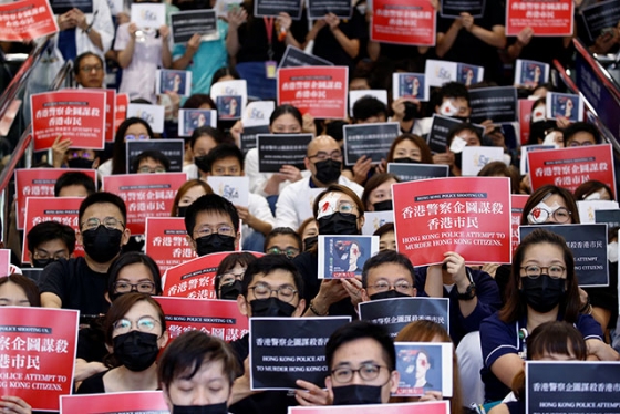 홍콩 퀸엘리자베스병원에서 의료진이 시위대에 대한 경찰의 과격 진압에 항의하며 농성을 벌이고 있다. 플래카드에는 '홍콩경찰이 홍콩시민들을 살해하려 한다'는 내용이 적혀 있다. /사진=로이터