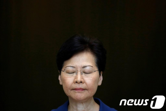 (홍콩 로이터=뉴스1) 우동명 기자 = 캐리 람 홍콩 행정장관이 13일 (현지시간) 홍콩에서 시위대의 폭력이 홍콩을 되돌이킬 수 없는 길로 내몰고 있다고 비난하는 기자회견을 하고 있다. © 로이터=뉴스1 <저작권자 © 뉴스1코리아, 무단전재 및 재배포 금지>