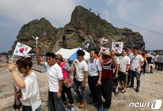 지난 10일 오후 경상북도 울릉군 독도를 찾은 관광객들이 태극기를 흔들며 배에 오르고 있다. /사진=뉴스1