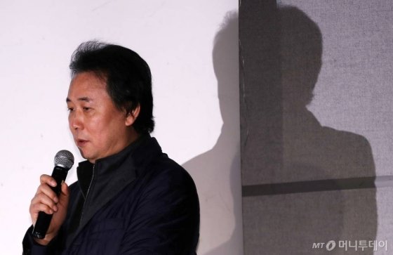 미디어라인 엔터 김창환 회장이 지난해 12월 서울 강남구 섬유센터 이벤트홀에서 열린 '더 이스트라이트 폭행 의혹 반박 기자회견'에 참석해 입장을 표명하고 있다. / 사진=김휘선 기자 hwijpg@