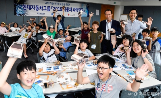 현대자동차 인재개발센터 파주캠퍼스에서 12일부터 진행된 ‘2019 자동차 과학캠프’ 참가 학생들이 체험 교육 중 환하게 웃고 있는 모습. /사진제공=현대자동차그룹