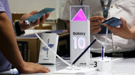 삼성전자가 '갤럭시노트 10'을 공개한 8일 서울 중구 삼성본관빌딩 삼성 모바일스토어에서 시민들이 제품을 체험하고 있다./사진=김휘선 기자