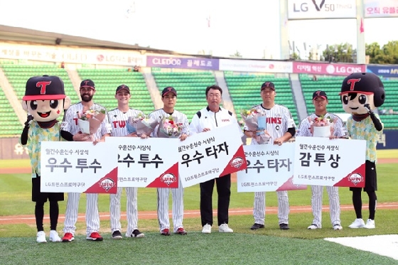 LG 트윈스가 7월 월간 수훈선수 시상식을 13일 진행했다. 왼쪽 두 번째부터 케이시 켈리-타일러 윌슨-이천웅-차명석 단장-김현수-고우석. /사진=LG 트윈스 제공<br>
<br>