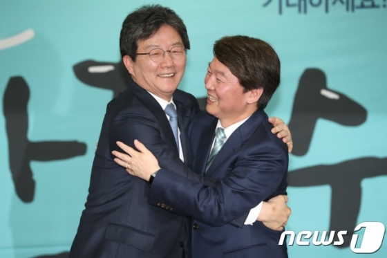 유승민 전 바른미래당 대표(왼쪽)과 안철수 전 국민의당 의원./사진=뉴스1