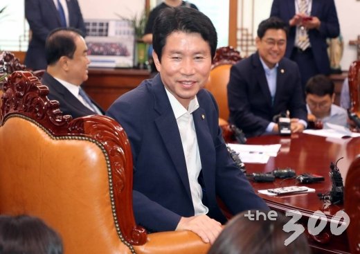 문희상 국회의장과 여야 교섭단체 원내대표가 12일 오전 서울 여의도 국회의장실에서 인사청문회 일정 등에 대해 논의하기 위해 회동 했다. 이날 회동에서 나경원 자유한국당 원내대표는 휴가로 인해 불참한 가운데 이인영 대표가 기자들과 이야기하고 있다. / 사진=홍봉진 기자 honggga@