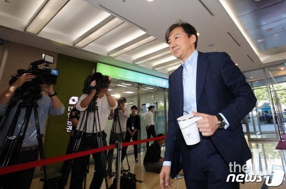 (서울=뉴스1) 박세연 기자 = 조국 법무부 장관 후보자가 14일 오전 국회 인사청문회 준비를 위해 서울 종로구 적선현대빌딩에 마련된 사무실로 출근하고 있다. 2019.8.14/뉴스1