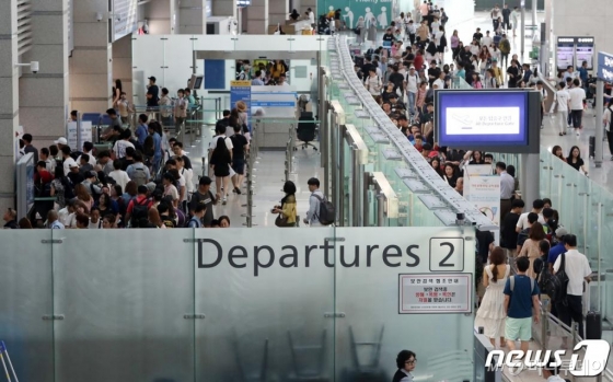 인천국제공항 출국장이 여행객으로 붐비고 있다. /사진=뉴스1
