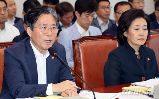 【서울=뉴시스】 박영태 기자 = 14일 오전 서울 여의도 국회에서 열린 산업통상자원중소벤처기업위원회 전체회의에서 성윤모 산업통상자원부 장관이 의원 질의에 답변하고 있다. 오른쪽은 박영선 중소벤처기업부 장관. 2019.08.14. since1999@newsis.com
