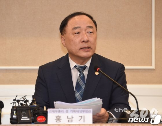 홍남기 경제부총리 겸 기획재정부 장관이 14일 서울 영등포구 국회에서 김영주 한국무역협회 회장과 ‘제2차 일본수출규제대책 민·관·정 협의회’ 논의 결과 브리핑을 하고 있다. (기획재정부 제공) 2019.8.14/뉴스1