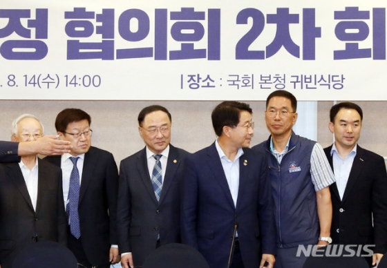 【서울=뉴시스】이종철 기자 = 14일 서울 여의도 국회에서 열린 여야 5당 참여 일본수출규제대책 민관정협의회 2차회의에 김주영 한국노총 위원장(오른쪽에서 두번째)이 참석하고 있다. 이날 회의에는 조정식 더불어민주당 정책위의장, 정진석 자유한국당 일본수출규제특위위원장, 채이배 바른미래당 정책위의장, 윤영일 민주평화당 정책위의장, 박원석 정의당 정책위의장, 홍남기 경제부총리 겸 기획재정부 장관, 강경화 외교부 장관, 정승일 산업통상자원부 차관, 김상조 대통령 비서실 정책실장, 김영주 무역협회 회장, 박용만 대한상공회의소 회장, 손경식 한국경영자총협회 회장, 강호갑 한국중견기업연합회 회장, 박순황 중소기업중앙회 비상근부회장이 참석했다. 2019.08.14. jc4321@newsis.com