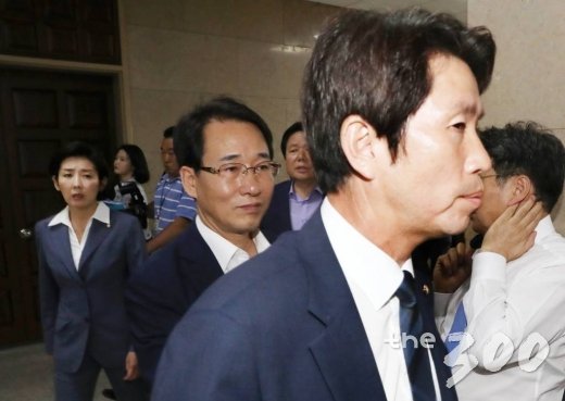 더불어민주당 이인영, 자유한국당 나경원 원내대표가 6일 오후 국회에서 열린 운영위원회 전체회의에서 노영민 대통령 비서실장의 사과 문제로 정회된 후 회의장을 나서고 있다. / 사진=홍봉진 기자 honggga@
