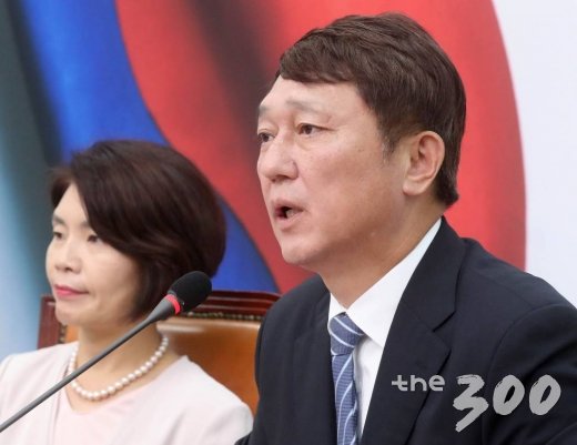 최재성 더불어민주당 일본경제침략대책특별위원장이 8일 오전 서울 여의도 국회에서 열린 일본경제침략대책특별위원회 전체회의에서 발언하고 있다. / 사진=홍봉진 기자 honggga@