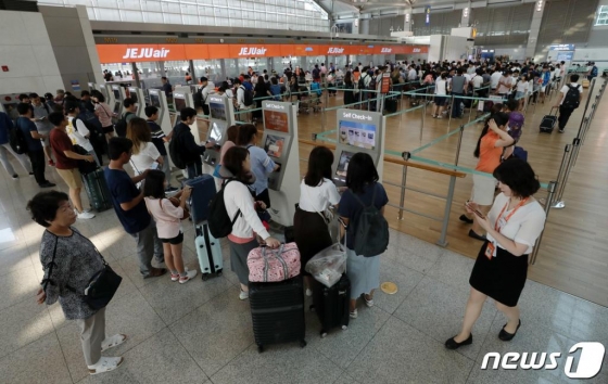 인천국제공항 출국장이 여행객으로 붐비고 있다. /사진=뉴스1