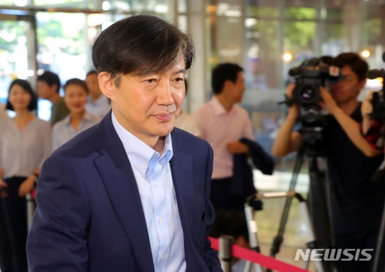 【서울=뉴시스】배훈식 기자 = 조국 법무부 장관 후보자가 14일 오전 인사청문회 준비 사무실이 마련된 서울 종로구 사직로 적선현대빌딩으로 출근하고 있다. 2019.08.14. dahora83@newsis.com