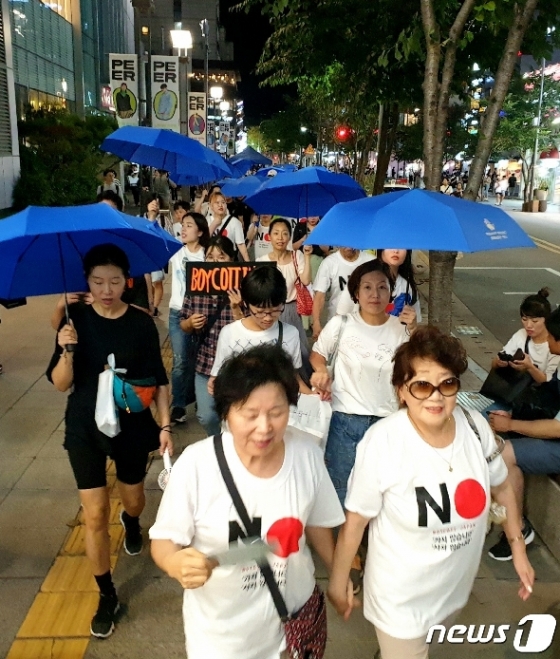 시민 주도로 광복절을 하루 앞둔 14일 오후 서울 서대문구 신촌에서 열린 '노노(NONO)재팬 815 시민행진'에 참여한 시민들이 '만세삼창'을 외친 뒤 서대문 방향으로 행진하고 있다. 2019.8.14/뉴스1 © News1 황덕현 기자