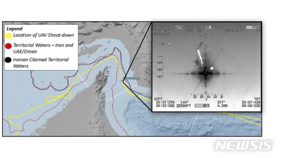 【미 중부사령부·AP/뉴시스】미군 소속 정찰 무인기(드론)가 이란 영공을 침범하지 않았다면서 미 중부사령부가 21일(현지시간) 공개한 지도 및 이미지. 가운데 좁은 해협이 호르무즈 해협이고, 윗쪽이 이란, 아랫쪽이 아랍에미리트 영토이다. 그 사이에 그려진 4개의 선 중 노란선이 미 무인기의 비행로이고, 붉은 선은 이란과 아랍에미리트,오만의 영해를 가르킨다. 그리고 검은선은 이란이 주장하는 영해를 나타내고 있다. 미군 무인기가 피격 당한 지점을 보면, 이란의 영해과 가깝기는해도 분명 영해 밖이라는 것이 미국의 주장이다.  오른쪽 사진은 무인기 격추 순간을 찍은 영상을 캡처한 것이다. 2019.06.21