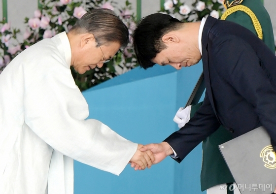 [사진]독립유공자 서훈하는 문재인 대통령