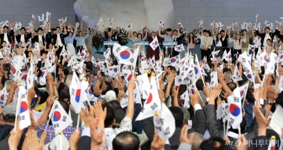 [사진]만세삼창 외치는 참석자들