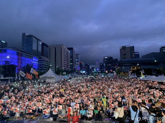 15일 오후 6시쯤 서울 광화문 광장에서 'NO아베' 규탄 집회에 참석한 10만여명의 시민들이 팻말을 들고 일본 아베 정부를 비판하고 있다/사진= 임찬영 기자