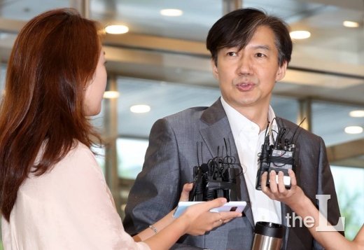 조국 법무부 장관 후보자가 12일 오전 서울 종로구 적선현대빌딩에 마련된 인사청문회 준비 사무실로 출근해 취재진의 질문에 답하고 있다. / 사진=김휘선 기자 hwijpg@