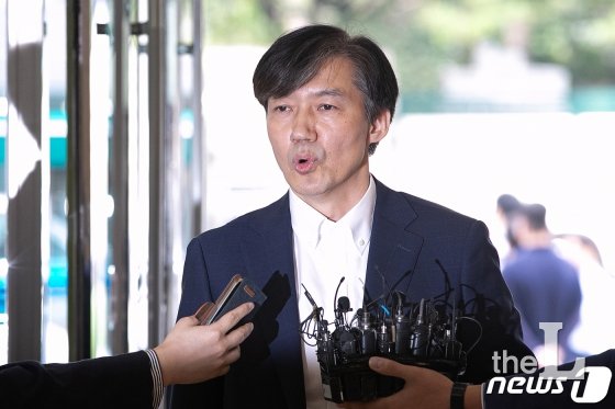 (서울=뉴스1) 이승배 기자 = 조국 법무부 장관 후보자가 19일 오전 국회 인사청문회 준비를 위해 서울 종로구 적선현대빌딩에 마련된 사무실로 출근하며 취재진의 질문에 답하고 있다. 2019.8.19/뉴스1