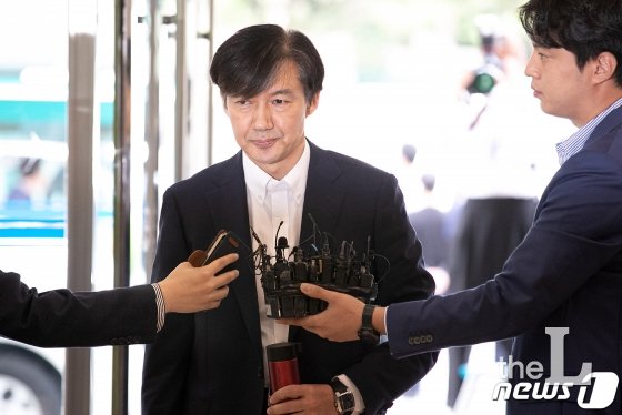 (서울=뉴스1) 이승배 기자 = 조국 법무부 장관 후보자가 19일 오전 국회 인사청문회 준비를 위해 서울 종로구 적선현대빌딩에 마련된 사무실로 출근하며 취재진의 질문에 답하고 있다. 2019.8.19/뉴스1