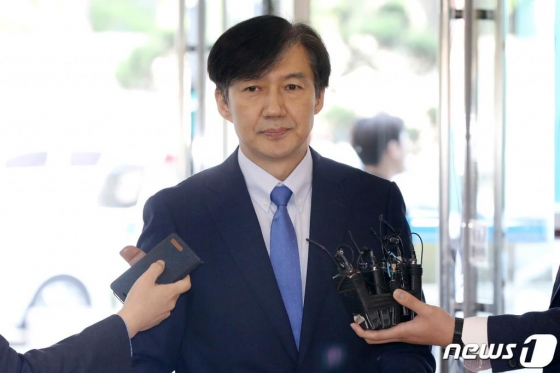 조국 법무부 장관 후보자가 20일 오전 서울 종로구 적선현대빌딩에 마련된 국회 인사청문회 준비 사무실로 출근하며 취재진의 질문을 받고 있다. /사진=뉴스1