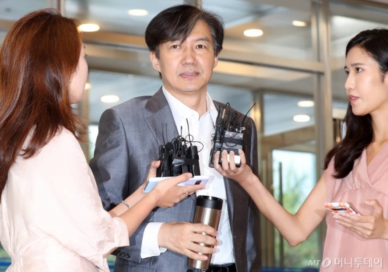 조국 법무부 장관 후보자가 지난 12일 오전 서울 종로구 적선현대빌딩에 마련된 인사청문회 준비 사무실로 출근, 취재진의 질문에 답하고 있다. / 사진=김휘선 기자 hwijpg@