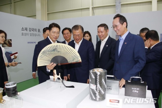 【전주=뉴시스】전신 기자 = 문재인 대통령이 20일 오후 전북 전주시 효성첨단소재 전주공장에서 열린 탄소섬유 신규투자 협약식이 끝난 뒤 조현준 효성 회장의 설명을 들으며 탄소섬유 활용 제품 등 전시품을 관람하고 있다. 2019.08.20. photo1006@newsis.com
