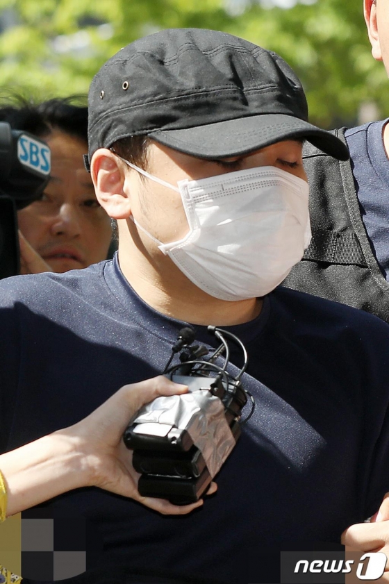 '한강 몸통 시신' 사건의 피의자 장대호(39·모텔 종업원)가 지난 18일 경기 의정부지방법원 고양지원에서 열린 영장실질심사에 출석하고 있다. 장대호는 지난 8일 서울 구로구의 한 모텔에서 손님 B씨(32)를 시비 끝에 잠든 사이 살해하고 시신을 훼손한 뒤 한강에 유기한 혐의를 받고 있다./사진=뉴스1