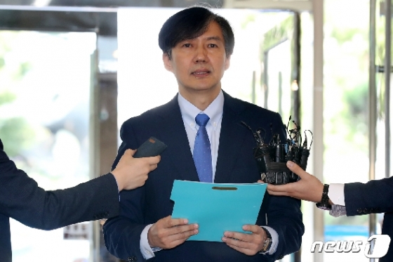 조국 법무부 장관 후보자가 20일 오전 서울 종로구 적선현대빌딩에 마련된 국회 인사청문회 준비 사무실로 출근하며 법무부 범죄 관리 정책 비전을 발표하고 있다. 2019.8.20/뉴스1 © News1 민경석 기자