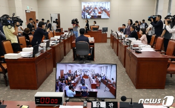 20일 서울 여의도 국회에서 열린 교육위원회 전체회의에서 여야 의원들이 조국 법무부장관 후보자에 대한 자료제출과 관련해 언쟁을 하고 있다. 2019.8.20/뉴스1 © News1 이종덕 기자