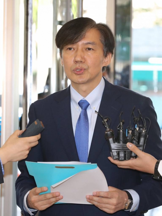 조국 법무부 장관 후보자가 20일 오전 서울 종로구의 한 빌딩에 마련된 인사청문회 준비 사무실로 출근해 정책구상을 밝히고 있다. 2019.08.20. /사진=뉴시스