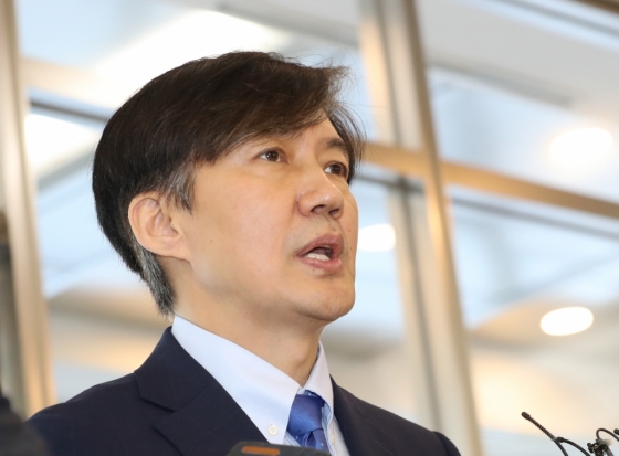 조국 법무부 장관 후보자가 20일 오전 서울 종로구의 한 빌딩에 마련된 인사청문회 준비 사무실로 출근해 기자들의 질문에 답하고 있다./사진=뉴시스