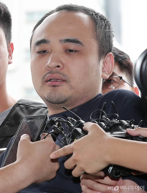'한강 토막살인' 피의자 장대호(38)가 21일 오후 경기 고양경찰서에서 조사를 받기 위해 들어서고 있다./사진=김창현 기자