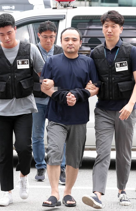 한강 토막살인 피의자 장대호(39) 씨가 21일 오후 경기 고양시 덕양구 화정동 경기 고양경찰서에서 조사를 받기 위해 들어서고 있다.<br>
<br>
장씨는 지난 8일 오전 자신이 일하는 서울시 구로구 모텔에서 투숙객(32)와 다툼을 벌이고 살해한 혐의로 구속됐다. 장씨는 시신을 훼손해 한강에 유기한 혐의도 받는다./사진=김창현 기자