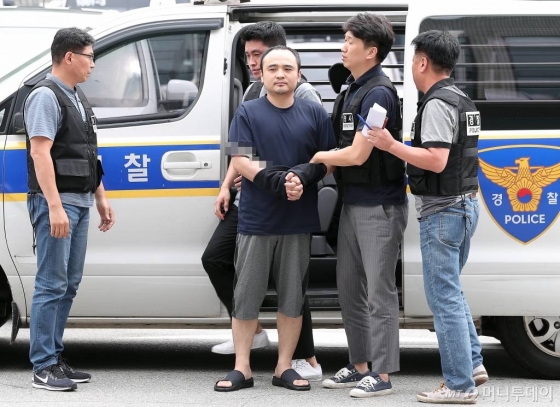 한강 토막살인' 피의자 장대호(39) 씨가 21일 오후 경기 고양시 덕양구 화정동 경기 고양경찰서에서 조사를 받기 위해 들어서고 있다.<br><br>장씨는 지난 8일 오전 자신이 일하는 서울시 구로구 모텔에서 투숙객(32)와 다툼을 벌이고 살해한 혐의로 구속됐다. 장씨는 시신을 훼손해 한강에 유기한 혐의도 받는다./사진=김창현 기자