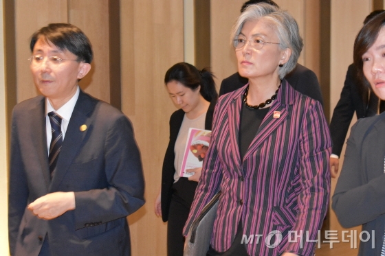 중국 베이징 구베이수이전(古北水鎭)에서 '제9차 한·중·일 외교장관 회의'가 열린 가운데 이날 오후 2시(현지시각) 강경화 외교부 장관이 고노 다로(河野太郞) 일본 외무상과 한일 양국 회담을 진행했다. 강 장관이 회의에 참석하기 위해 회의장에 입장하고 있다./사진=베이징 공동취재단<br>