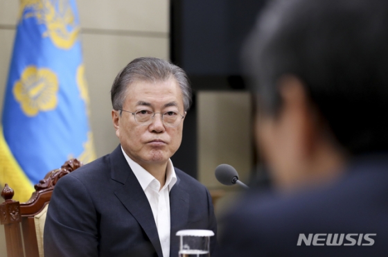 【서울=뉴시스】 박진희 기자 = 문재인 대통령이 22일 오후 청와대에서 한일군사정보보호협정(GSOMIA·지소미아) 관련 국가안전보장회의(NSC) 상임위 회의 내용을 보고받고 있다. 2019.08.22. (사진=청와대 제공) photo@newsis.com