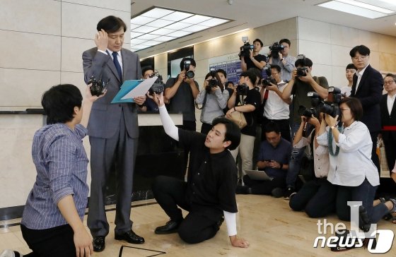 (서울=뉴스1) 안은나 기자 = 조국 법무부 장관 후보자가 23일 오후 서울 종로구 적선현대빌딩에서 논란이 일고 있는 사모펀드와 사학재단 웅동학원을 사회에 환원하겠다고 밝히고 있다. 2019.8.23/뉴스1 <저작권자 © 뉴스1코리아, 무단전재 및 재배포 금지>