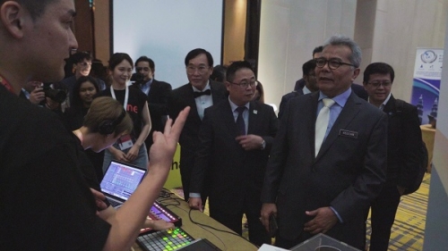 �����̽þ� �߼ұ��û ��� Redzuan(��)���� ����ƪ �÷����� ���� �����ϰ� �ִ� Sean Jong �̻�/��������=����ƪ�ڸ���