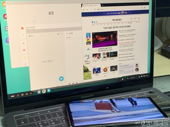 맥북에서 덱스를 구동하면서 갤럭시 노트10에서는 넷플릭스를 실행하는 모습.