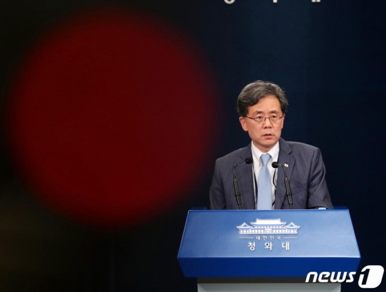 김현종 국가안보실 제2차장이 23일 오후 서울 종로구 청와대 춘추관에서 지소미아 관련 브리핑을 하고 있다. /뉴스1