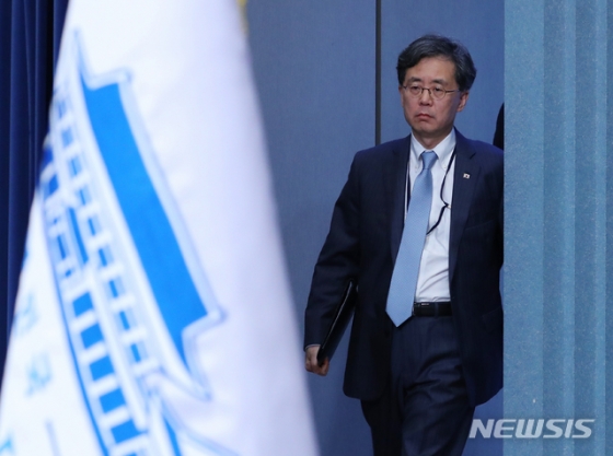 【서울=뉴시스】전신 기자 = 김현종 국가안보실 2차장이 23일 청와대 춘추관 대브리핑룸에서 한일군사정보보호협정(GSOMIA·지소미아) 종료 결정과 관련한 브리핑을 위해 단상으로 올라서고 있다. 2019.08.23. photo1006@newsis.com