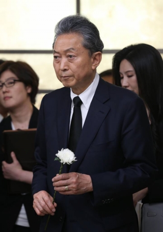 지난 6월12일 서울 서대문구 신촌세브란스 장례식장에 마련된 故 김대중 전 대통령 영부인 故 이희호 여사의 빈소에서 하토야마 전 일본 총리가 조문을 하고 있다. / 사진제공=뉴시스