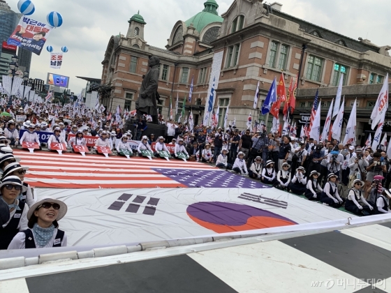 24일 오후 1시30분쯤 서울 광장에서 우리공화당과 보수단체들이 140회 태극기집회를 열고 있다/사진= 임찬영 기자